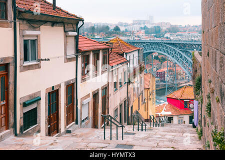 Alte Häuser und Treppen in Ribeira, Porto, Portugal Stockfoto