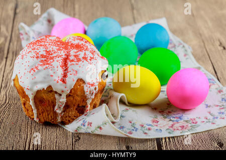 Kulitch Kulich, die ukrainischen und russischen Osterbrot mit Spitze verziert mit Ostereiern Stockfoto