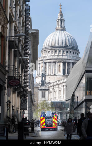 Feuerwehrwagen Watling Straße zur St. Pauls Cathedral, die wichtigste christliche Kirche in der City of London, England. Stockfoto