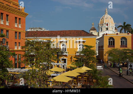 Bunte sonnenschirme Tierheim Diners aus der Sonne in der Plaza Santa Teresa in der historischen Altstadt von Cartagena de Indias in Kolumbien. Stockfoto