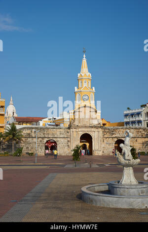 Historischen Uhrturm (Torre del Reloj) über das wichtigste Tor in der historischen Stadtmauer von Cartagena de Indias in Kolumbien Stockfoto