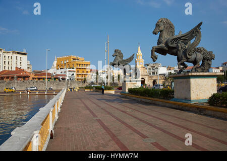 Großen Statuen von Pegasus, das fliegende Pferd, auf der Straße, die zu den historischen Uhrturm und Main Gate in der historischen Stadtmauer von Cartagena Stockfoto