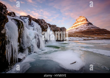 Berg Kirkjufell mit Kirkjufellfoss Wasserfall, Grundarfjörður, Snaefellnes, Vesturland, Island Stockfoto