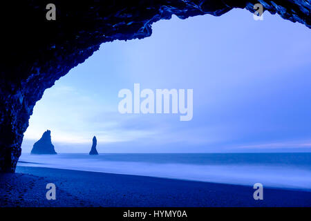 Schwarzen Lavastrand, Basalt Höhle mit Basaltfelsen, Reynisdrangar in der Nähe von Vík Í Mýrdal, Suðurland, Region Süd, Island Stockfoto