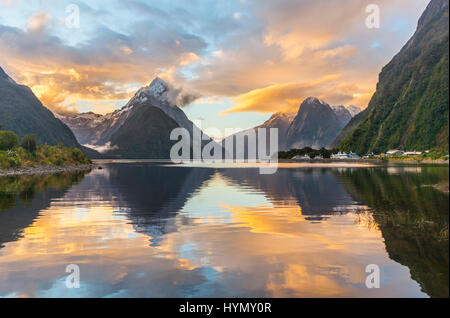 Mitre Peak Reflexion im Wasser, Sonnenuntergang, Milford Sound, Fiordland-Nationalpark, Te Anau, Southland Region Southland Stockfoto