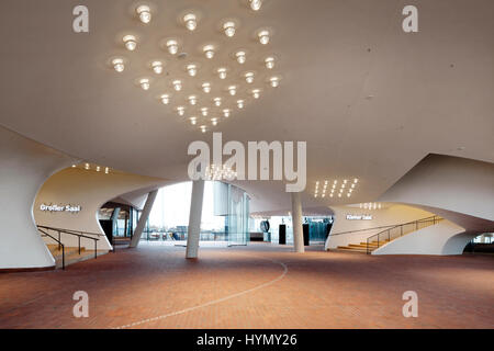 Plaza mit Zugang zu den kleinen und großen Konzertsälen, öffentliche Aussichtsplattform, Elbphilharmonie, HafenCity, Hamburg, Deutschland Stockfoto