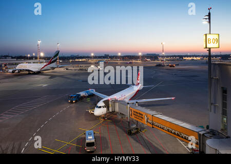 Flugzeuge auf der Piste, Airberlin und Emirates, Flughafen Düsseldorf, Düsseldorf, Nordrhein-Westfalen, Deutschland Stockfoto