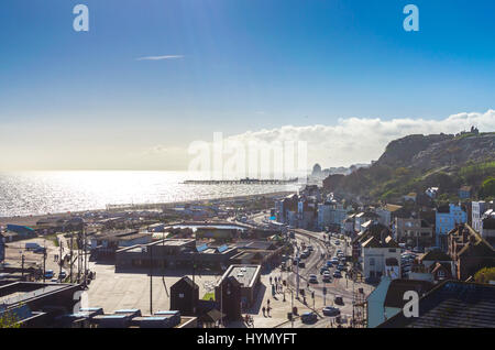 Am Meer Stadt von Hastings an einem Wochenende im Frühjahr Stockfoto