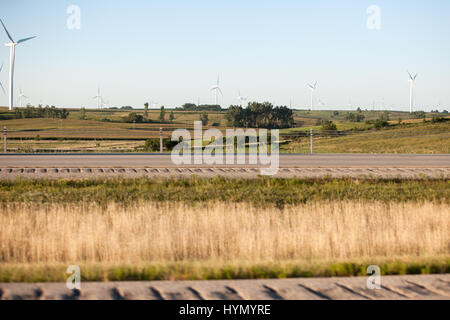 Windmühle Turbinen Abdeckung Freiland neben Interstate 80 in Iowa. Stockfoto