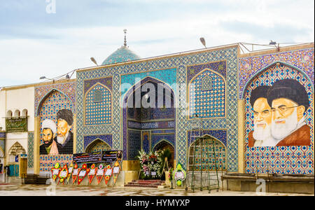 Isfahan, IRAN-1. November 2016: Blick auf Wandmalereien von Ali-Moschee in Isfahan, zeigt Porträt von Ayatollah Khomeini und Khamenei Stockfoto