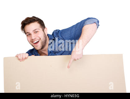 Porträt von ein glücklicher junge Mann Lächeln auf den Lippen und Finger zeigen Platz auf leere Plakat Zeichen kopieren Stockfoto