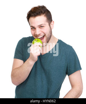 Nahaufnahme Portrait eines gut aussehenden jungen Mann Essen grünen Apfels isoliert auf weißem Hintergrund Stockfoto