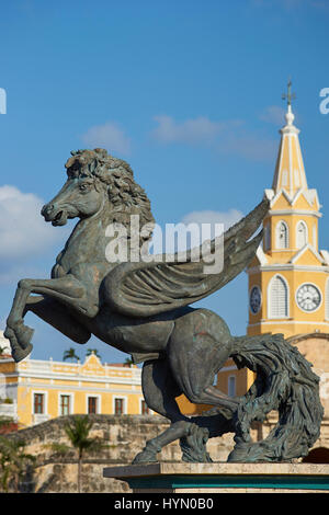 Große Statuen der Pegasus, das fliegende Pferd, auf dem Weg zum Uhrturm (Torre del Reloj) und Hauptzugang in die historischen Mauern umgebene Stadt. Stockfoto