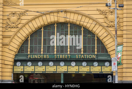 Close Up unter die Uhren im Flinders Street Station Melbourne Australien, ein beliebter Treffpunkt In Melbourne Stockfoto