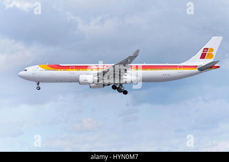 Flugzeug Airbus A330, der spanische Fluggesellschaft Iberia, ist in Madrid - Barajas, Adolfo Suarez Flughafen landen. Blauer Himmel mit Wolken. Stockfoto