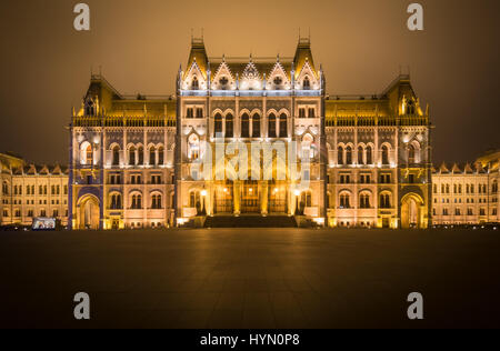 Ungarischen Parlamentsgebäude in einer Winternacht Stockfoto