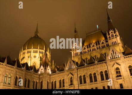 Ungarischen Parlamentsgebäude in einer Winternacht Stockfoto