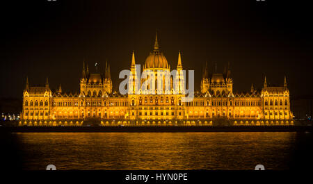 Ungarischen Parlamentsgebäude in einer Winternacht Stockfoto