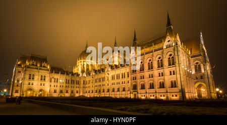 Ungarischen Parlamentsgebäude in einer Winternacht Stockfoto