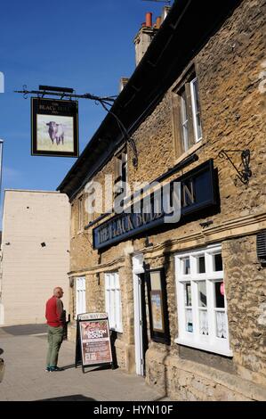 Black Bull Inn, Market Street, Whittlesey, Cambridgeshire, erbaut aus Stein in der Mitte gegen Ende des 17. Jahrhunderts, mit einer Collyweston Schiefer Dach Stockfoto