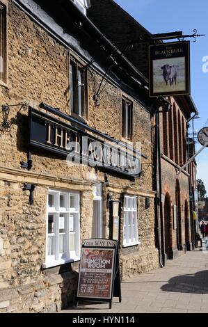 Black Bull Inn, Market Street, Whittlesey, Cambridgeshire, erbaut aus Stein in der Mitte gegen Ende des 17. Jahrhunderts, mit einer Collyweston Schiefer Dach Stockfoto