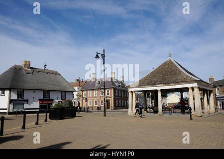 Überqueren Sie Butter, Marktplatz, Whittlesey, Cambridgeshire, ist ein 17. Jahrhundert offener Markt Haus mit einem Collyweston geplant, Dach und Steinsäulen. Stockfoto