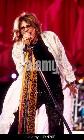 Steven Tyler von Aerosmith auf der Bühne im PNC Arts Center in New Jersey am 13. September 2002 am ersten Tag ihrer Tour durchführen.   © RTCanova / MediaPunch Stockfoto