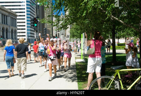 Frauen auf Krebs zu Fuß entlang der Michigan Avenue in der Innenstadt von Chicago, Illinois Stockfoto