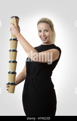 Business-Frau trägt viele Kaffeetasse für ihre Bürokollegen Stockfoto