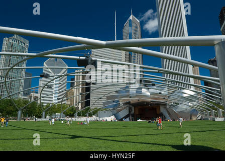 Jay Pritzker Pavillion Konzertsaal im Millennium Park ist im Grant Park entlang Lake Michigan und Chicago, Illinois Stockfoto