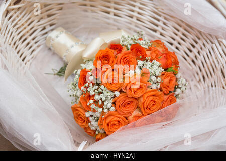 Hochzeit Blumenstrauß im Weidenkorb Stockfoto