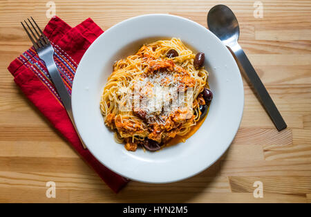Angel Hair Pasta mit Thunfisch, Tomaten und Oliven Stockfoto