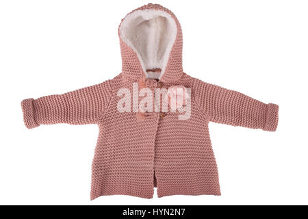 Gestrickte Baby Jacke mit Fell Kapuze isoliert auf weiss Stockfoto