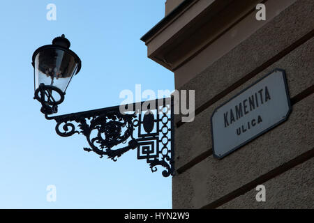 Alte Gaslampe an der Wand Kamenita Straße (Ulica Kamenita in kroatischer Sprache) in Zagreb, Kroatien. Stockfoto