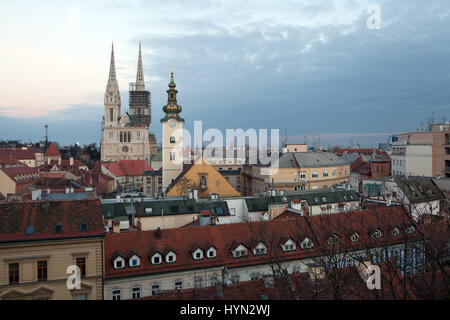 Panoramablick von der Oberstadt in Richtung Kaptol, die Kathedrale, Str. Marys Kirche und die Dächer von Dolac Markt. Stockfoto