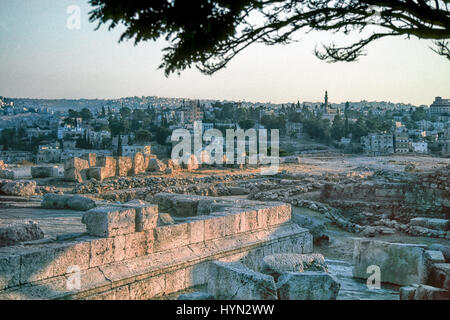 Amman ist die Hauptstadt und bevölkerungsreichste Stadt von Jordanien und wirtschaftliche, politische und kulturelle Zentrum des Landes. Liegt im Norden von Jordanien, ist Amman das administrative Zentrum von Amman Governorate. Die Stadt hat eine Bevölkerung von 4.007.526 und einer Fläche von 1.680 Quadratkilometern heute, Amman gilt unter den liberalsten und westlich orientierten arabischen Städten. Es ist ein wichtiges touristisches Ziel in der Region, besonders unter den arabischen und europäischen Touristen. Stockfoto