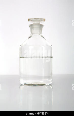 Medizinischer Alkohol Flasche mit Flüssigkeit innen Hälfte-voll Stockfoto