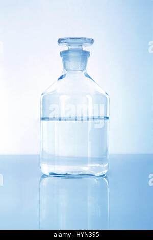 Medizinischer Alkohol Behälter mit Flüssigkeit innen Hälfte-voll und blau getönt Stockfoto