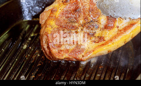 Großes Stück frisches Rindfleisch auf einer Grillpfanne zubereitet. Abgeschwächt. heißen Steak auf dem Grillpfanne Stockfoto