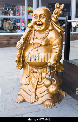 Lächelnder Buddha - chinesische Gott Glück, Reichtum und Glück auf Hintergrund Stockfoto