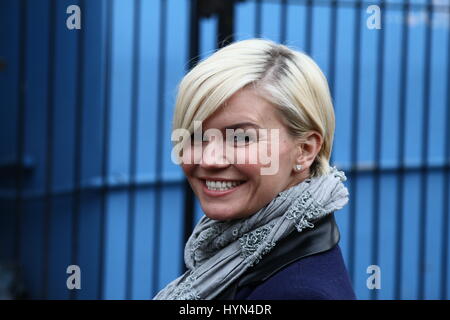 KERRY KATONA IN LONDON an der Southbank. Russell Moore Portfolio-Seite. Stockfoto