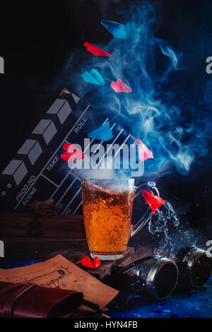 Papierflieger fliegen in einer Wolke aus Dampf oben Kaffeetasse Stockfoto