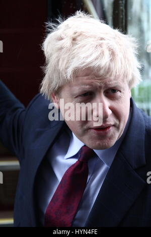 BORIS JOHNSON STEIGT AUS DEM BUS AUS. Russell Moore Portfolio-Seite. Stockfoto