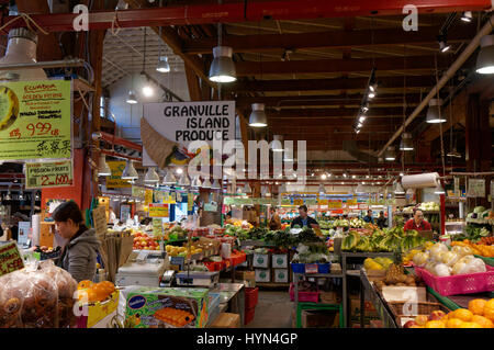 Menschen für Obst einkaufen und produzieren in Granville Island Public Market, Vancouver, Britisch-Kolumbien, Kanada Stockfoto