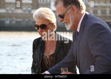 Dame Helen Mirren und ihr Ehemann, Regisseur Taylor Hackford, sind an Bord eines Bootes auf der Themse, Wapping, London. HELEN MIRREN. TAYLOR HACKFORD Russell Moore Portfolio-Seite. Stockfoto