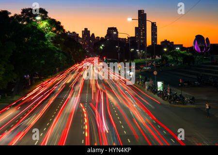 Verkehr-Trails auf Avenida Presidente Figueroa Alcorta. Buenos Aires, Argentinien. Stockfoto