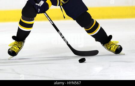 Eishockey-Spieler auf Eisbahn Stockfoto