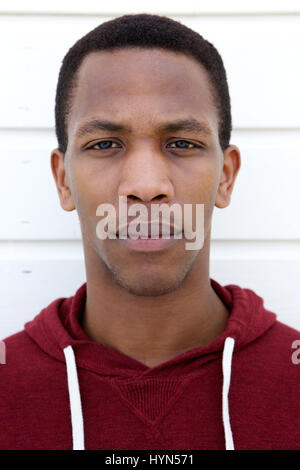 Gesicht-Porträt eines jungen afrikanischen Mannes hautnah Stockfoto