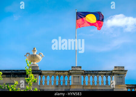 Australian Aboriginal Flagge auf Old Parliament House in North Terrace in Adelaide City installiert Stockfoto