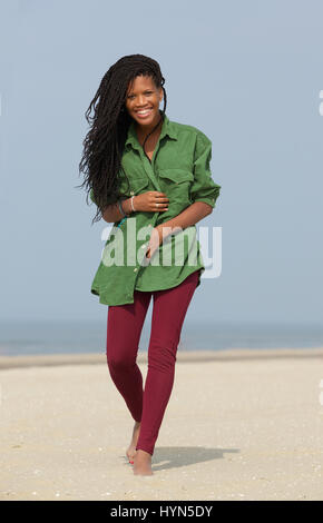 Porträt einer glücklich afroamerikanische Frau am Strand Stockfoto